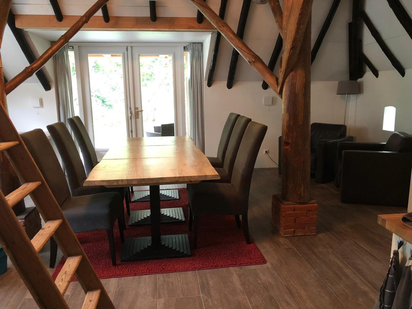 Eetkamertafel met uitzicht op eigen terras